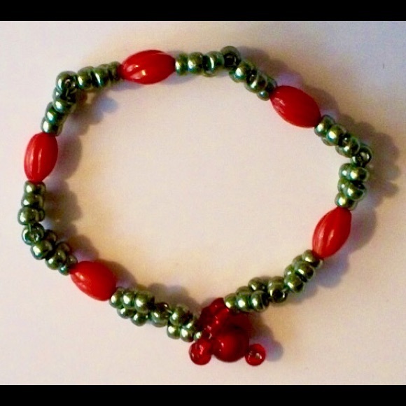 Red and green glass bead bracelet - Picture 1 of 5